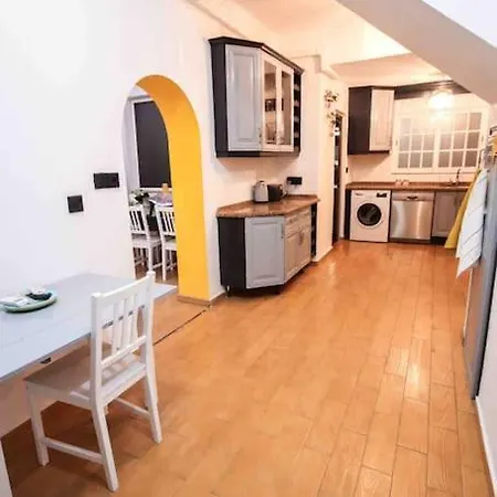 Holiday home Chic 3 Bedroom House In The Heart Of *