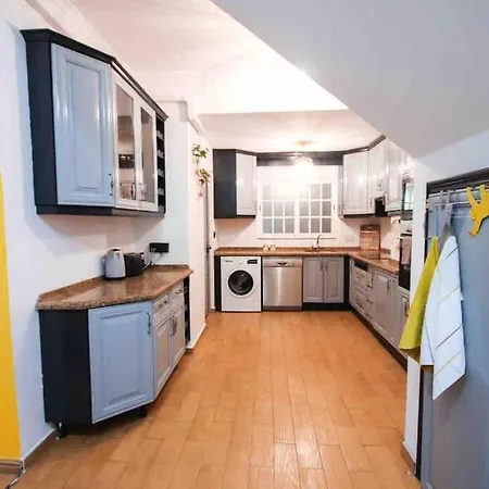 Chic 3 Bedroom House In The Heart Of Holiday home Gibraltar